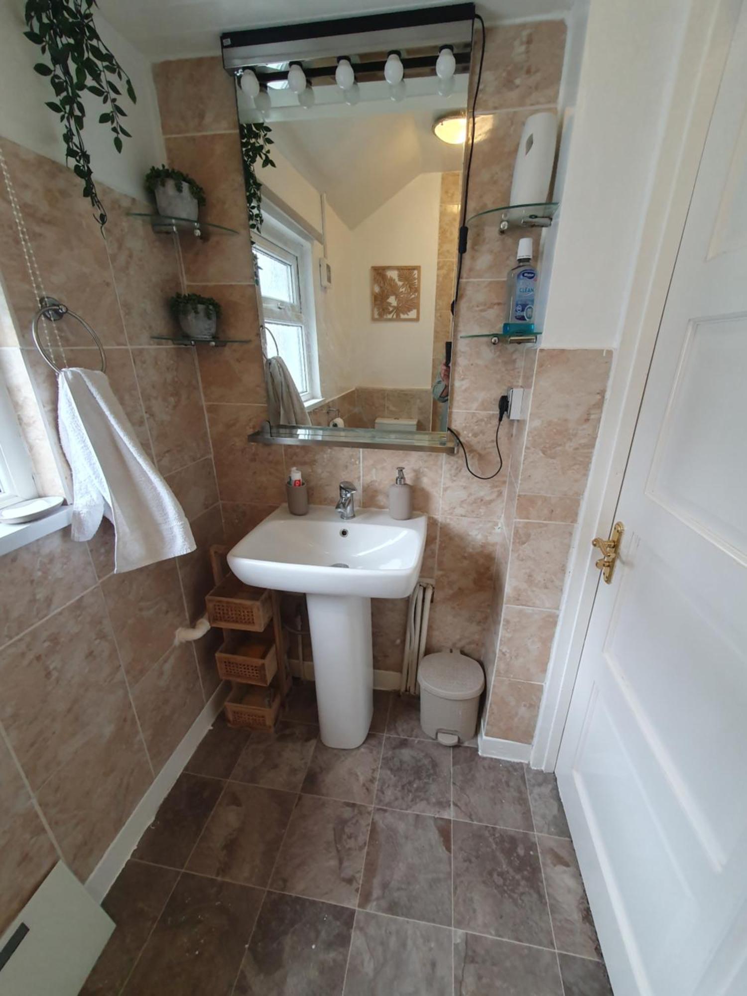 Private Double Room In Cardiff Exteriör bild